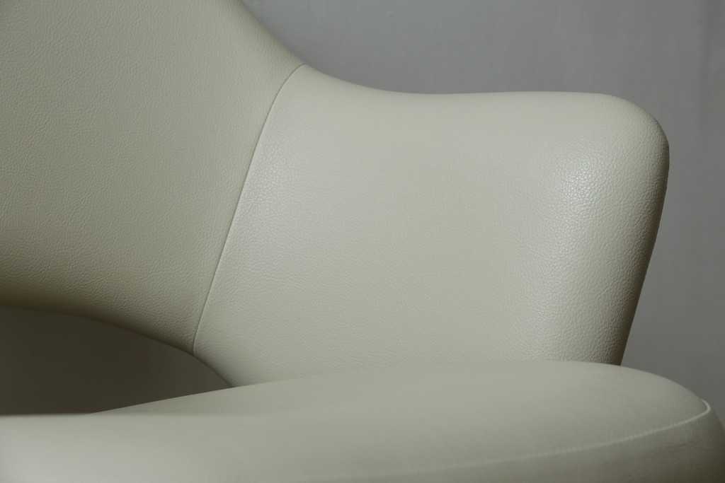 新古　未使用　ほぼ新品　Knoll(ノル)　本革(レザー)　生地KT Collection　脚エボニーウッド　Saarinen Collection Conference Arm Chair(サーリネン コレクション カンファレンス アームチェア)　シンプルで使い勝手の良いアームチェア2脚セット　定価約48万円　(R-081897)
