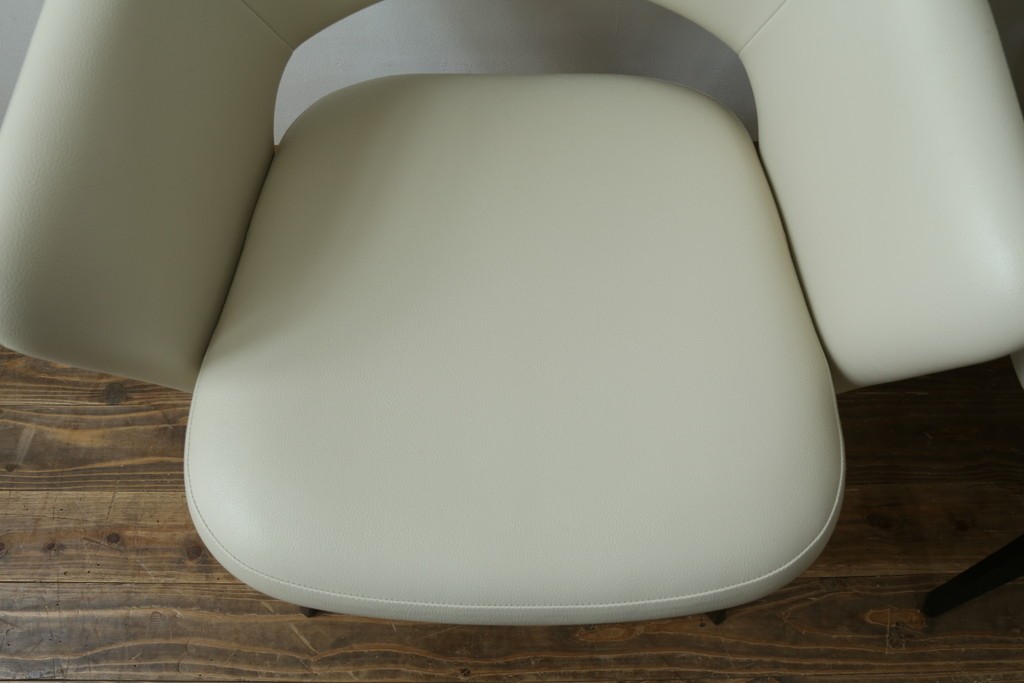 新古　未使用　ほぼ新品　Knoll(ノル)　本革(レザー)　生地KT Collection　脚エボニーウッド　Saarinen Collection Conference Arm Chair(サーリネン コレクション カンファレンス アームチェア)　シンプルで使い勝手の良いアームチェア2脚セット　定価約48万円　(R-081897)