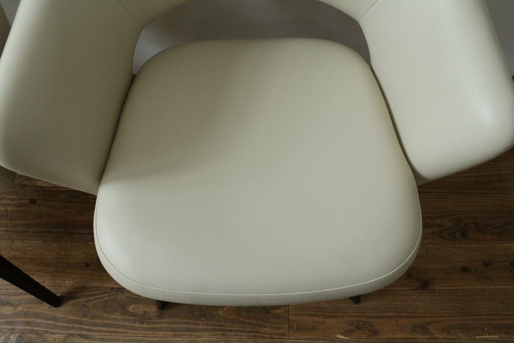 新古　未使用　ほぼ新品　Knoll(ノル)　本革(レザー)　生地KT Collection　脚エボニーウッド　Saarinen Collection Conference Arm Chair(サーリネン コレクション カンファレンス アームチェア)　シンプルで使い勝手の良いアームチェア2脚セット　定価約48万円　(R-081897)
