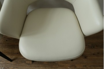 新古　未使用　ほぼ新品　Knoll(ノル)　本革(レザー)　生地KT Collection　脚エボニーウッド　Saarinen Collection Conference Arm Chair(サーリネン コレクション カンファレンス アームチェア)　シンプルで使い勝手の良いアームチェア2脚セット　定価約48万円　(R-081897)