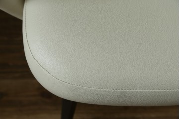 新古　未使用　ほぼ新品　Knoll(ノル)　本革(レザー)　生地KT Collection　脚エボニーウッド　Saarinen Collection Conference Arm Chair(サーリネン コレクション カンファレンス アームチェア)　シンプルで使い勝手の良いアームチェア2脚セット　定価約48万円　(R-081897)