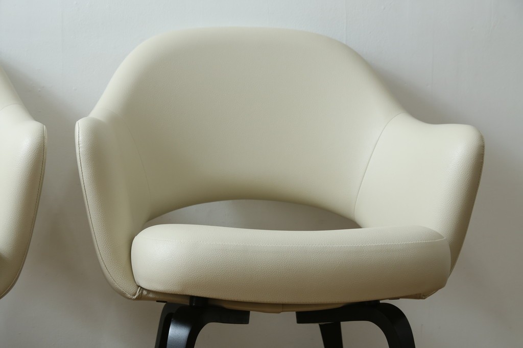 新古　未使用　ほぼ新品　Knoll(ノル)　本革(レザー)　生地KT Collection　脚エボニーウッド　Saarinen Collection Conference Arm Chair(サーリネン コレクション カンファレンス アームチェア)　シンプルで使い勝手の良いアームチェア2脚セット　定価約48万円　(R-081897)