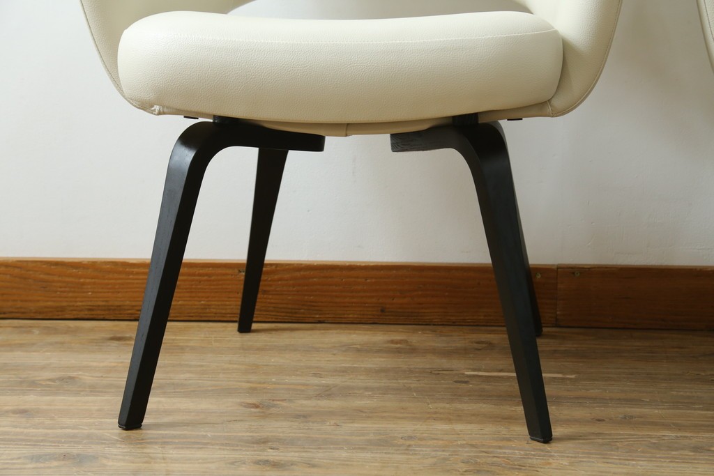 新古　未使用　ほぼ新品　Knoll(ノル)　本革(レザー)　生地KT Collection　脚エボニーウッド　Saarinen Collection Conference Arm Chair(サーリネン コレクション カンファレンス アームチェア)　シンプルで使い勝手の良いアームチェア2脚セット　定価約48万円　(R-081897)