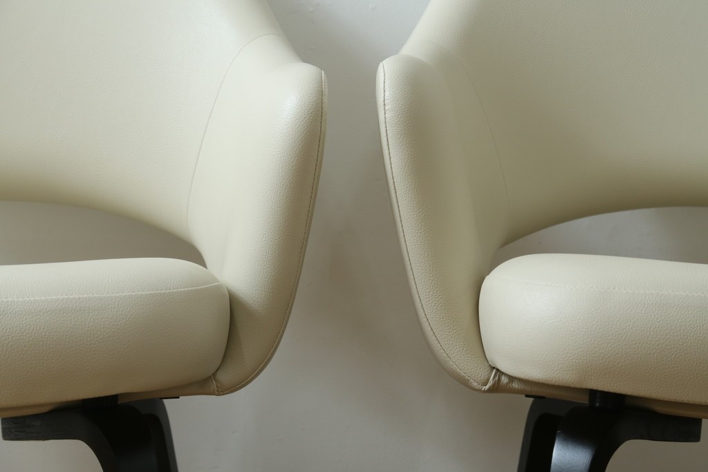 新古　未使用　ほぼ新品　Knoll(ノル)　本革(レザー)　生地KT Collection　脚エボニーウッド　Saarinen Collection Conference Arm Chair(サーリネン コレクション カンファレンス アームチェア)　シンプルで使い勝手の良いアームチェア2脚セット　定価約48万円　(R-081897)