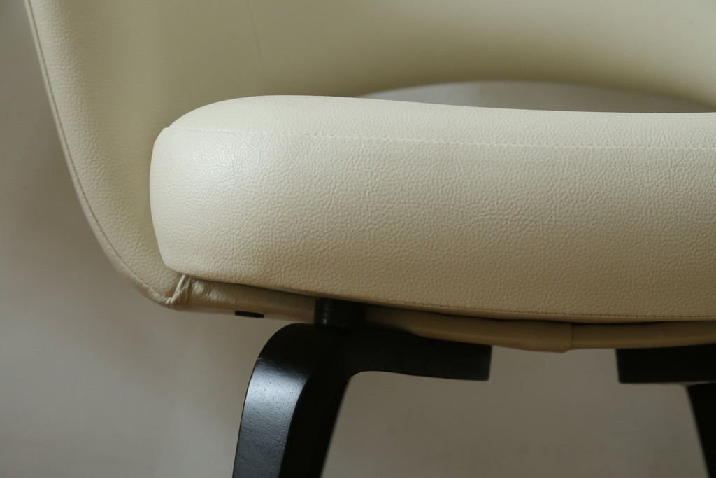 新古　未使用　ほぼ新品　Knoll(ノル)　本革(レザー)　生地KT Collection　脚エボニーウッド　Saarinen Collection Conference Arm Chair(サーリネン コレクション カンファレンス アームチェア)　シンプルで使い勝手の良いアームチェア2脚セット　定価約48万円　(R-081897)