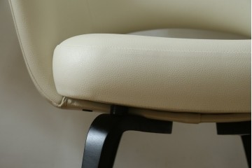新古　未使用　ほぼ新品　Knoll(ノル)　本革(レザー)　生地KT Collection　脚エボニーウッド　Saarinen Collection Conference Arm Chair(サーリネン コレクション カンファレンス アームチェア)　シンプルで使い勝手の良いアームチェア2脚セット　定価約48万円　(R-081897)
