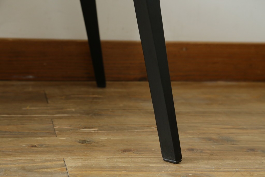 新古　未使用　ほぼ新品　Knoll(ノル)　本革(レザー)　生地KT Collection　脚エボニーウッド　Saarinen Collection Conference Arm Chair(サーリネン コレクション カンファレンス アームチェア)　シンプルで使い勝手の良いアームチェア2脚セット　定価約48万円　(R-081897)