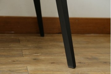 新古　未使用　ほぼ新品　Knoll(ノル)　本革(レザー)　生地KT Collection　脚エボニーウッド　Saarinen Collection Conference Arm Chair(サーリネン コレクション カンファレンス アームチェア)　シンプルで使い勝手の良いアームチェア2脚セット　定価約48万円　(R-081897)