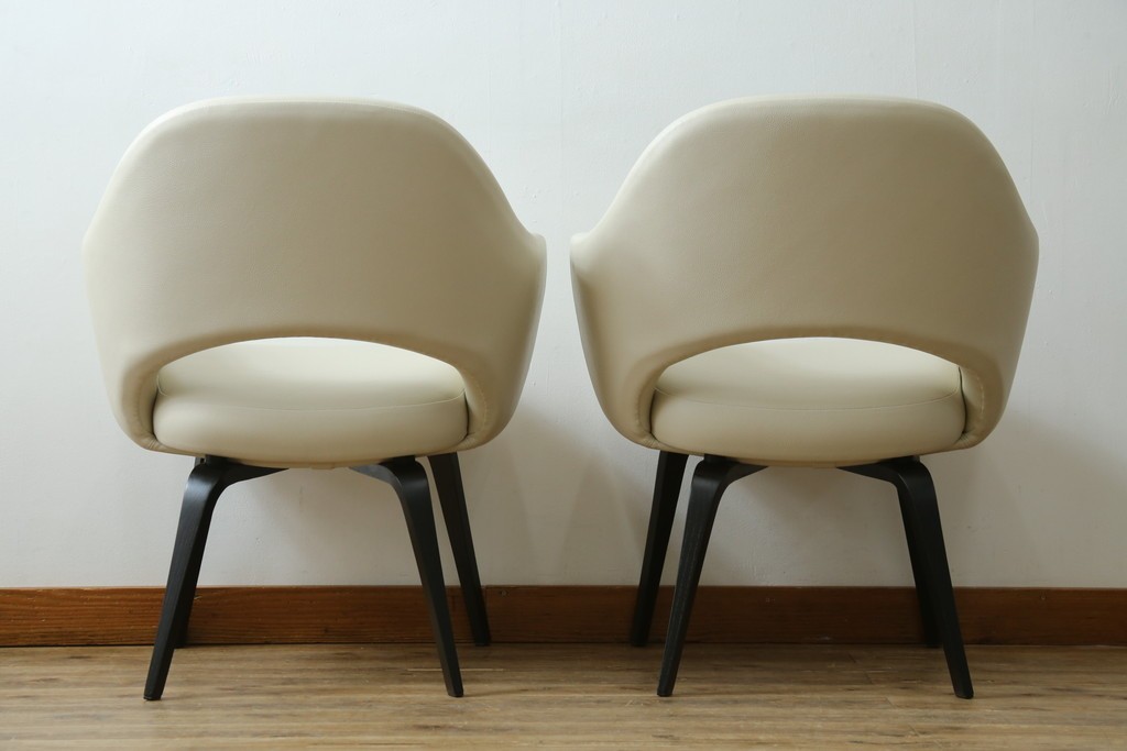 新古　未使用　ほぼ新品　Knoll(ノル)　本革(レザー)　生地KT Collection　脚エボニーウッド　Saarinen Collection Conference Arm Chair(サーリネン コレクション カンファレンス アームチェア)　シンプルで使い勝手の良いアームチェア2脚セット　定価約48万円　(R-081897)