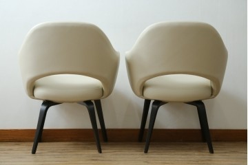 新古　未使用　ほぼ新品　Knoll(ノル)　本革(レザー)　生地KT Collection　脚エボニーウッド　Saarinen Collection Conference Arm Chair(サーリネン コレクション カンファレンス アームチェア)　シンプルで使い勝手の良いアームチェア2脚セット　定価約48万円　(R-081897)