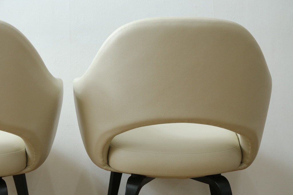 新古　未使用　ほぼ新品　Knoll(ノル)　本革(レザー)　生地KT Collection　脚エボニーウッド　Saarinen Collection Conference Arm Chair(サーリネン コレクション カンファレンス アームチェア)　シンプルで使い勝手の良いアームチェア2脚セット　定価約48万円　(R-081897)