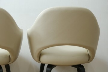 新古　未使用　ほぼ新品　Knoll(ノル)　本革(レザー)　生地KT Collection　脚エボニーウッド　Saarinen Collection Conference Arm Chair(サーリネン コレクション カンファレンス アームチェア)　シンプルで使い勝手の良いアームチェア2脚セット　定価約48万円　(R-081897)