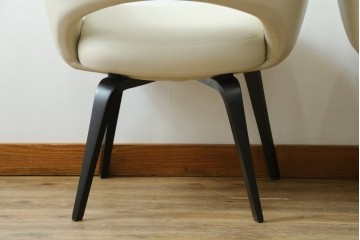 新古　未使用　ほぼ新品　Knoll(ノル)　本革(レザー)　生地KT Collection　脚エボニーウッド　Saarinen Collection Conference Arm Chair(サーリネン コレクション カンファレンス アームチェア)　シンプルで使い勝手の良いアームチェア2脚セット　定価約48万円　(R-081897)