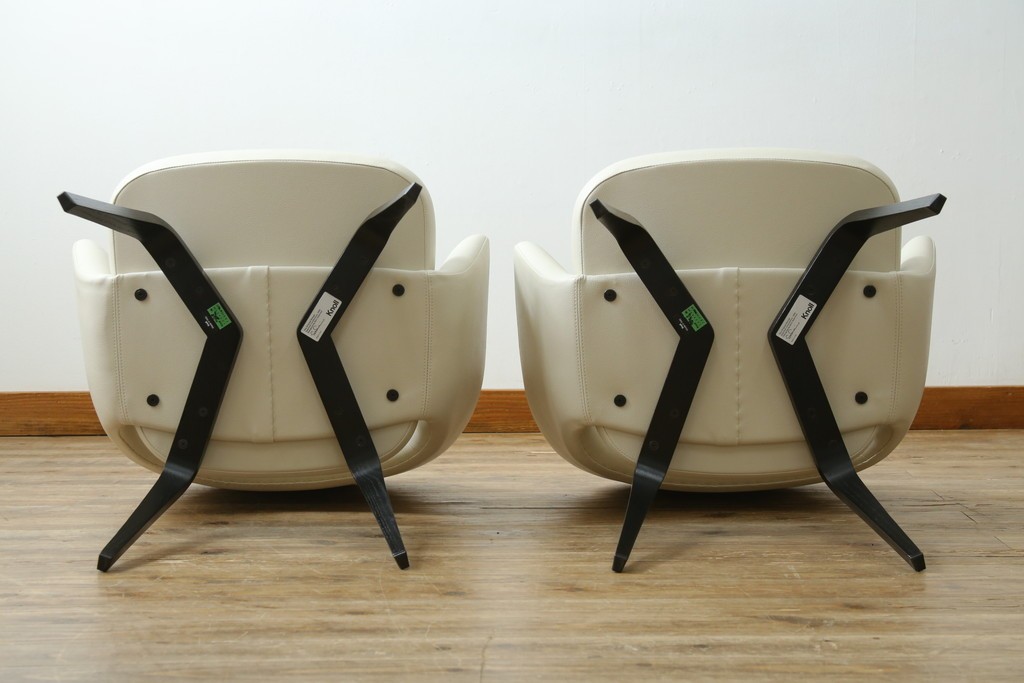 新古　未使用　ほぼ新品　Knoll(ノル)　本革(レザー)　生地KT Collection　脚エボニーウッド　Saarinen Collection Conference Arm Chair(サーリネン コレクション カンファレンス アームチェア)　シンプルで使い勝手の良いアームチェア2脚セット　定価約48万円　(R-081897)
