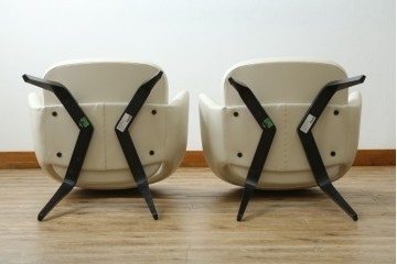 新古　未使用　ほぼ新品　Knoll(ノル)　本革(レザー)　生地KT Collection　脚エボニーウッド　Saarinen Collection Conference Arm Chair(サーリネン コレクション カンファレンス アームチェア)　シンプルで使い勝手の良いアームチェア2脚セット　定価約48万円　(R-081897)