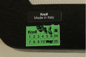 新古　未使用　ほぼ新品　Knoll(ノル)　本革(レザー)　生地KT Collection　脚エボニーウッド　Saarinen Collection Conference Arm Chair(サーリネン コレクション カンファレンス アームチェア)　シンプルで使い勝手の良いアームチェア2脚セット　定価約48万円　(R-081897)