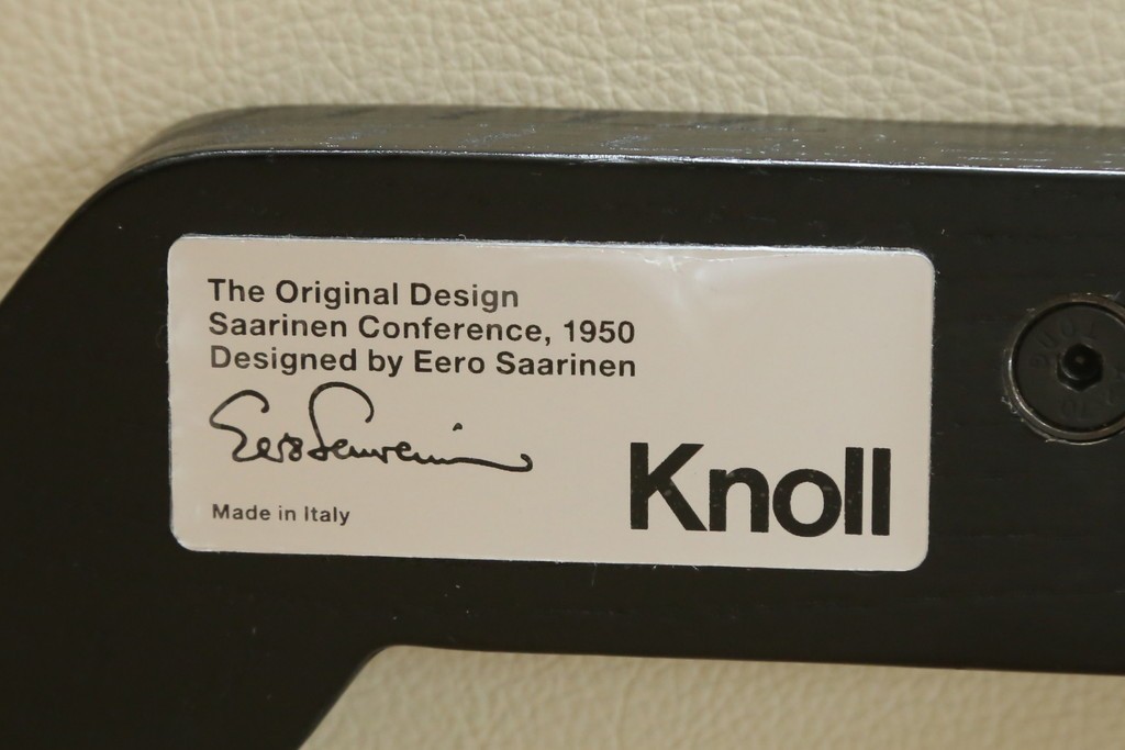 新古　未使用　ほぼ新品　Knoll(ノル)　本革(レザー)　生地KT Collection　脚エボニーウッド　Saarinen Collection Conference Arm Chair(サーリネン コレクション カンファレンス アームチェア)　シンプルで使い勝手の良いアームチェア2脚セット　定価約48万円　(R-081897)