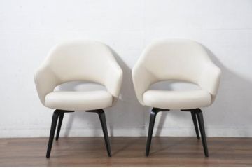 中古　新古品　ほぼ新品　Knoll(ノル)　本革(レザー)　生地KT Collection　脚エボニーウッド　Saarinen Collection Conference Arm Chair(サーリネン コレクション カンファレンス アームチェア)　シンプルで使い勝手の良いアームチェア2脚セット(椅子、イス、バラ売り可能)(定価約48万円)(R-081897)