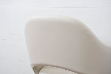 中古　新古品　ほぼ新品　Knoll(ノル)　本革(レザー)　生地KT Collection　脚エボニーウッド　Saarinen Collection Conference Arm Chair(サーリネン コレクション カンファレンス アームチェア)　シンプルで使い勝手の良いアームチェア2脚セット(椅子、イス、バラ売り可能)(定価約48万円)(R-081898)