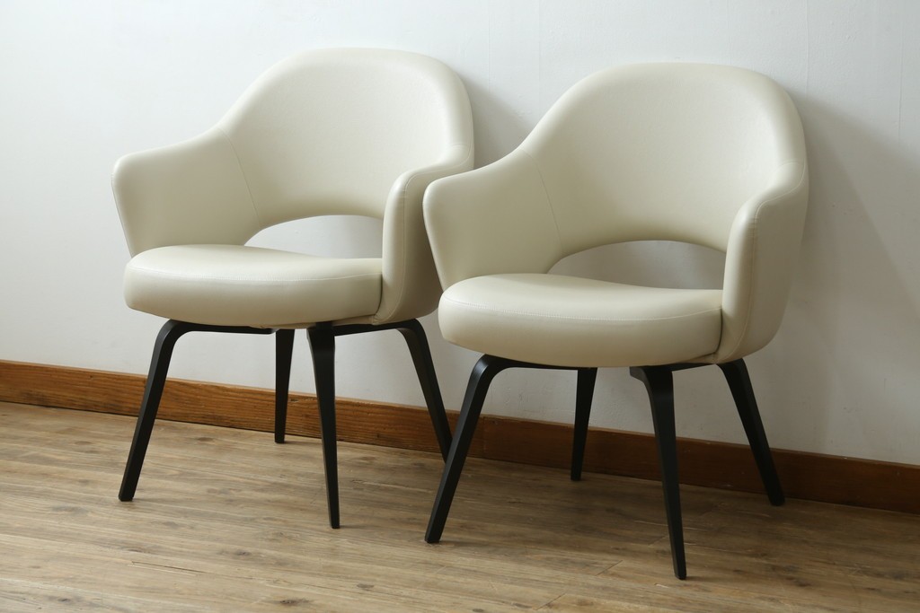 新古　未使用　Knoll(ノル)　本革(レザー)　生地KT Collection　脚エボニーウッド　Saarinen Collection Conference Arm Chair(サーリネン コレクション カンファレンス アームチェア)　シンプルで使い勝手の良いアームチェア2脚セット　定価約48万円　(R-081898)