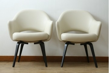 新古　未使用　Knoll(ノル)　本革(レザー)　生地KT Collection　脚エボニーウッド　Saarinen Collection Conference Arm Chair(サーリネン コレクション カンファレンス アームチェア)　シンプルで使い勝手の良いアームチェア2脚セット　定価約48万円　(R-081898)