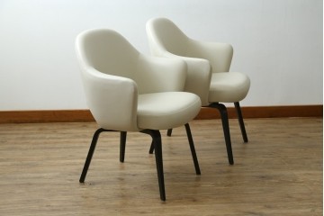 新古　未使用　Knoll(ノル)　本革(レザー)　生地KT Collection　脚エボニーウッド　Saarinen Collection Conference Arm Chair(サーリネン コレクション カンファレンス アームチェア)　シンプルで使い勝手の良いアームチェア2脚セット　定価約48万円　(R-081898)