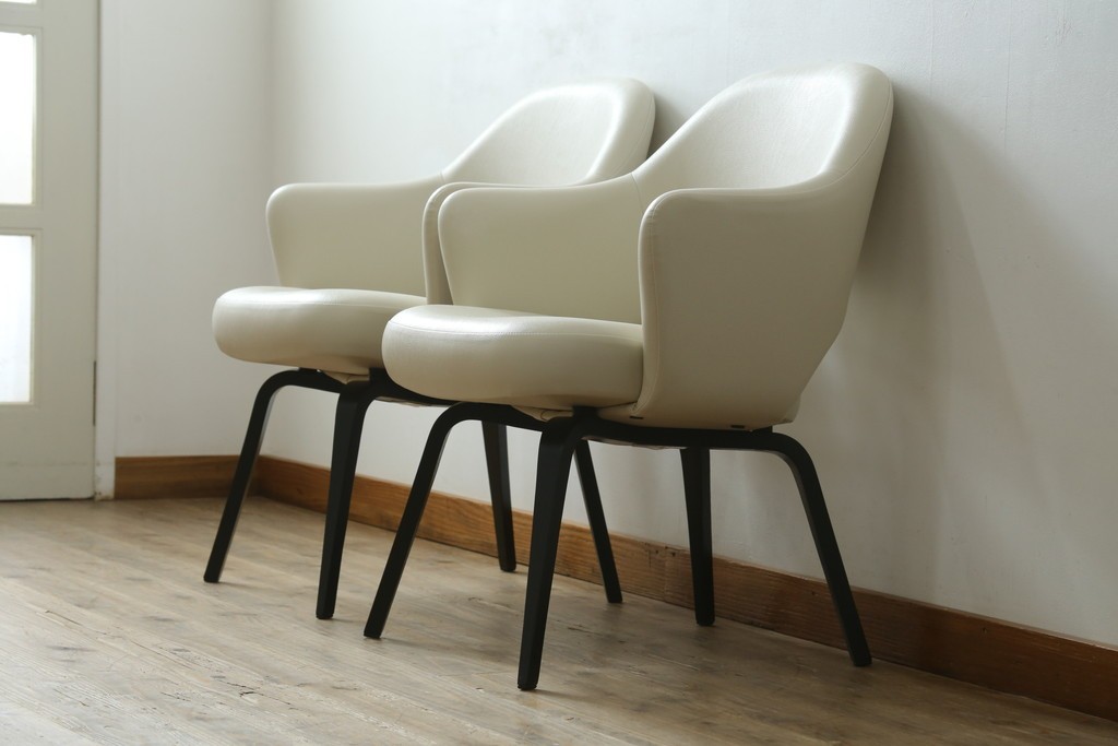 新古　未使用　Knoll(ノル)　本革(レザー)　生地KT Collection　脚エボニーウッド　Saarinen Collection Conference Arm Chair(サーリネン コレクション カンファレンス アームチェア)　シンプルで使い勝手の良いアームチェア2脚セット　定価約48万円　(R-081898)
