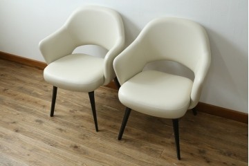 新古　未使用　Knoll(ノル)　本革(レザー)　生地KT Collection　脚エボニーウッド　Saarinen Collection Conference Arm Chair(サーリネン コレクション カンファレンス アームチェア)　シンプルで使い勝手の良いアームチェア2脚セット　定価約48万円　(R-081898)