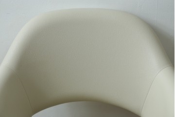 新古　未使用　Knoll(ノル)　本革(レザー)　生地KT Collection　脚エボニーウッド　Saarinen Collection Conference Arm Chair(サーリネン コレクション カンファレンス アームチェア)　シンプルで使い勝手の良いアームチェア2脚セット　定価約48万円　(R-081898)