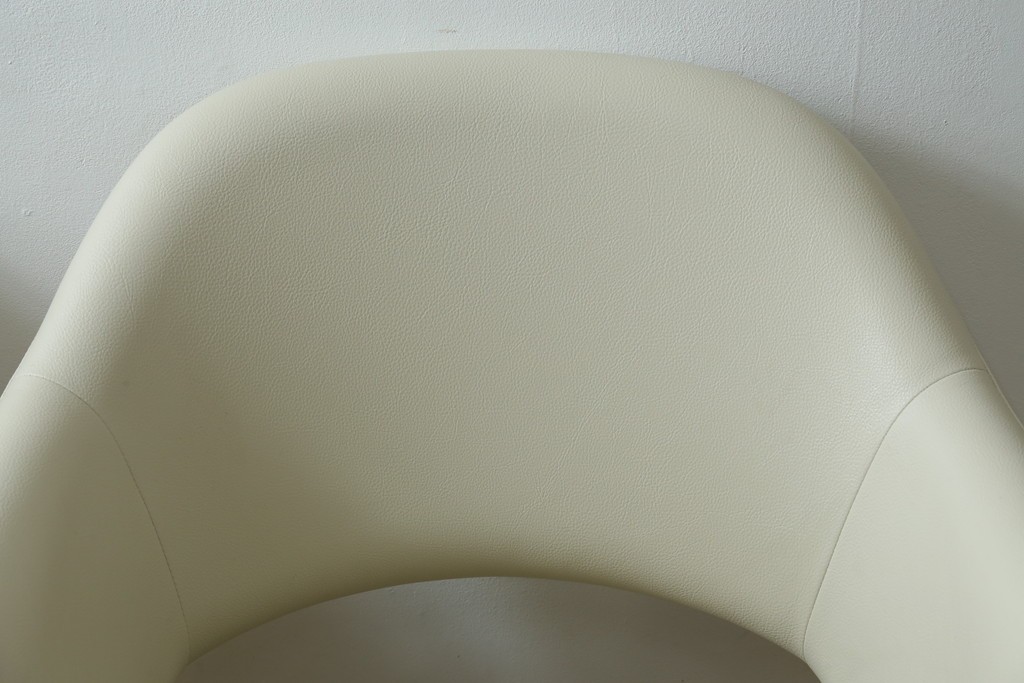 新古　未使用　Knoll(ノル)　本革(レザー)　生地KT Collection　脚エボニーウッド　Saarinen Collection Conference Arm Chair(サーリネン コレクション カンファレンス アームチェア)　シンプルで使い勝手の良いアームチェア2脚セット　定価約48万円　(R-081898)