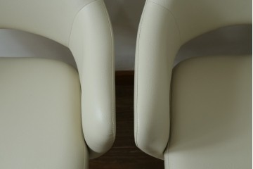 新古　未使用　Knoll(ノル)　本革(レザー)　生地KT Collection　脚エボニーウッド　Saarinen Collection Conference Arm Chair(サーリネン コレクション カンファレンス アームチェア)　シンプルで使い勝手の良いアームチェア2脚セット　定価約48万円　(R-081898)