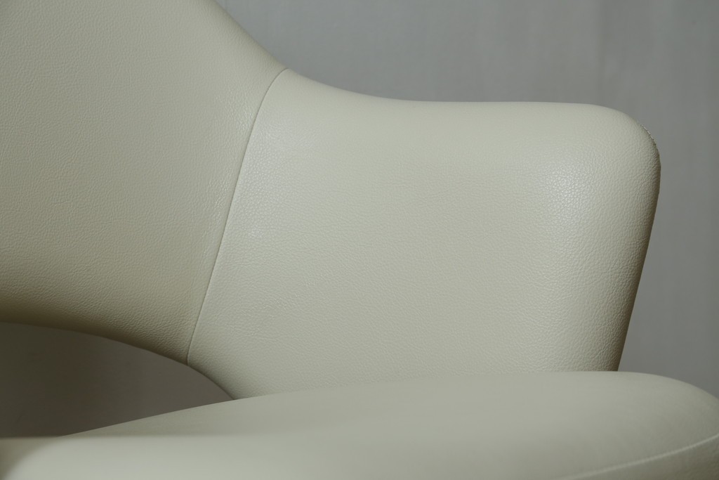 新古　未使用　Knoll(ノル)　本革(レザー)　生地KT Collection　脚エボニーウッド　Saarinen Collection Conference Arm Chair(サーリネン コレクション カンファレンス アームチェア)　シンプルで使い勝手の良いアームチェア2脚セット　定価約48万円　(R-081898)
