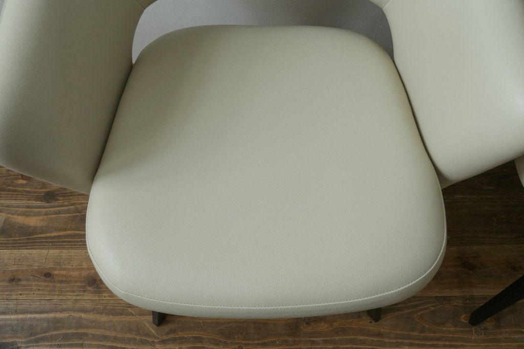 新古　未使用　Knoll(ノル)　本革(レザー)　生地KT Collection　脚エボニーウッド　Saarinen Collection Conference Arm Chair(サーリネン コレクション カンファレンス アームチェア)　シンプルで使い勝手の良いアームチェア2脚セット　定価約48万円　(R-081898)
