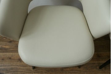 新古　未使用　Knoll(ノル)　本革(レザー)　生地KT Collection　脚エボニーウッド　Saarinen Collection Conference Arm Chair(サーリネン コレクション カンファレンス アームチェア)　シンプルで使い勝手の良いアームチェア2脚セット　定価約48万円　(R-081898)