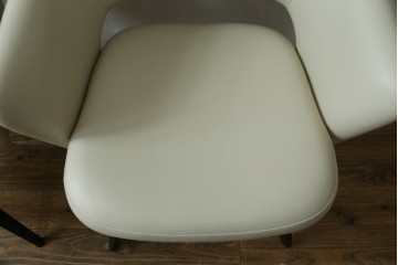 新古　未使用　Knoll(ノル)　本革(レザー)　生地KT Collection　脚エボニーウッド　Saarinen Collection Conference Arm Chair(サーリネン コレクション カンファレンス アームチェア)　シンプルで使い勝手の良いアームチェア2脚セット　定価約48万円　(R-081898)