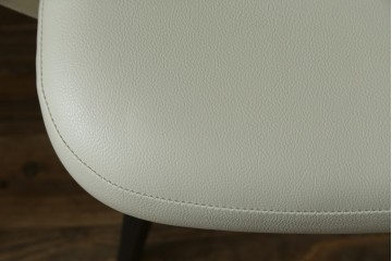 新古　未使用　Knoll(ノル)　本革(レザー)　生地KT Collection　脚エボニーウッド　Saarinen Collection Conference Arm Chair(サーリネン コレクション カンファレンス アームチェア)　シンプルで使い勝手の良いアームチェア2脚セット　定価約48万円　(R-081898)