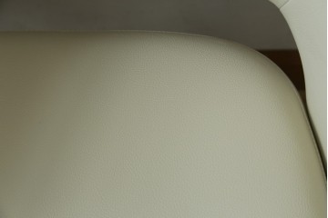 新古　未使用　Knoll(ノル)　本革(レザー)　生地KT Collection　脚エボニーウッド　Saarinen Collection Conference Arm Chair(サーリネン コレクション カンファレンス アームチェア)　シンプルで使い勝手の良いアームチェア2脚セット　定価約48万円　(R-081898)