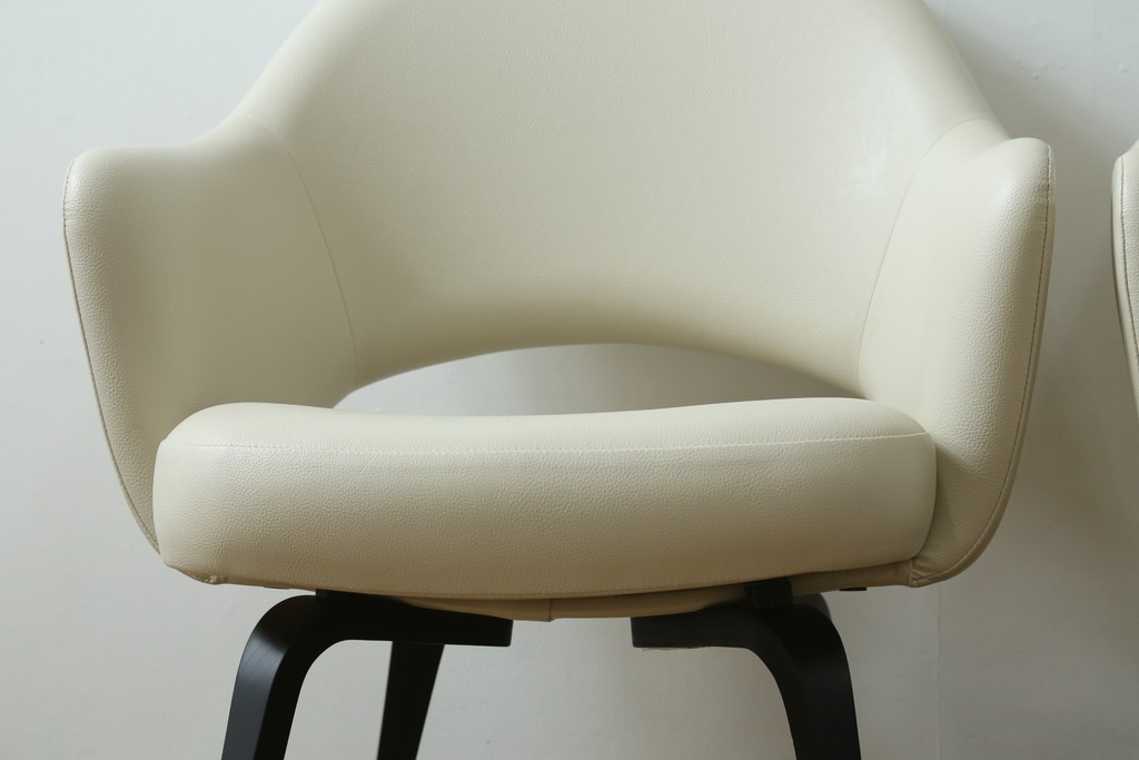 新古　未使用　Knoll(ノル)　本革(レザー)　生地KT Collection　脚エボニーウッド　Saarinen Collection Conference Arm Chair(サーリネン コレクション カンファレンス アームチェア)　シンプルで使い勝手の良いアームチェア2脚セット　定価約48万円　(R-081898)