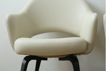新古　未使用　Knoll(ノル)　本革(レザー)　生地KT Collection　脚エボニーウッド　Saarinen Collection Conference Arm Chair(サーリネン コレクション カンファレンス アームチェア)　シンプルで使い勝手の良いアームチェア2脚セット　定価約48万円　(R-081898)
