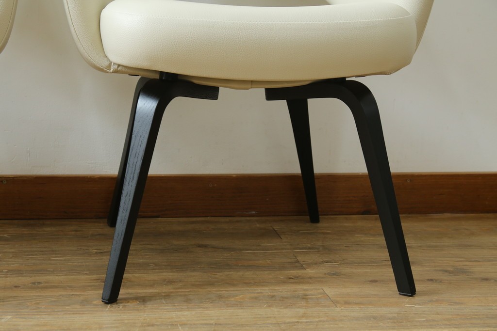 新古　未使用　Knoll(ノル)　本革(レザー)　生地KT Collection　脚エボニーウッド　Saarinen Collection Conference Arm Chair(サーリネン コレクション カンファレンス アームチェア)　シンプルで使い勝手の良いアームチェア2脚セット　定価約48万円　(R-081898)