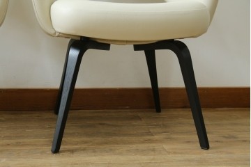 新古　未使用　Knoll(ノル)　本革(レザー)　生地KT Collection　脚エボニーウッド　Saarinen Collection Conference Arm Chair(サーリネン コレクション カンファレンス アームチェア)　シンプルで使い勝手の良いアームチェア2脚セット　定価約48万円　(R-081898)