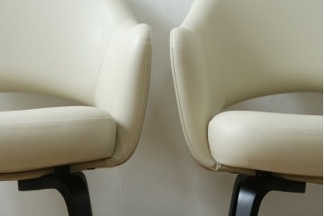 新古　未使用　Knoll(ノル)　本革(レザー)　生地KT Collection　脚エボニーウッド　Saarinen Collection Conference Arm Chair(サーリネン コレクション カンファレンス アームチェア)　シンプルで使い勝手の良いアームチェア2脚セット　定価約48万円　(R-081898)