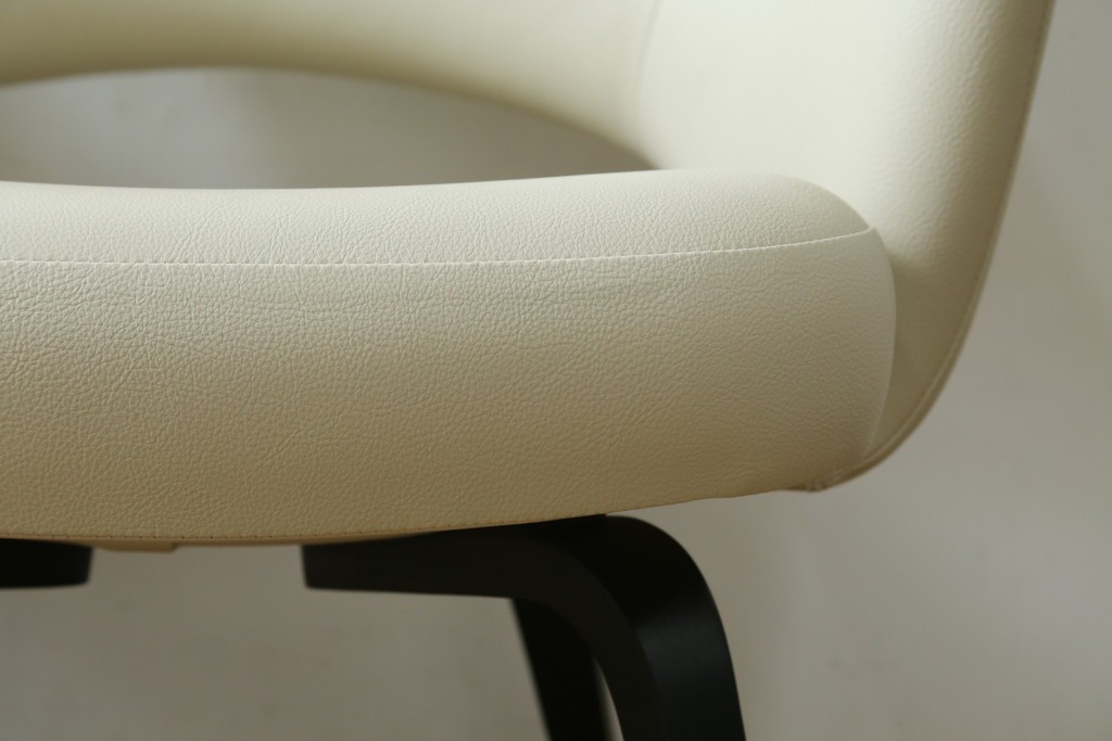 新古　未使用　Knoll(ノル)　本革(レザー)　生地KT Collection　脚エボニーウッド　Saarinen Collection Conference Arm Chair(サーリネン コレクション カンファレンス アームチェア)　シンプルで使い勝手の良いアームチェア2脚セット　定価約48万円　(R-081898)