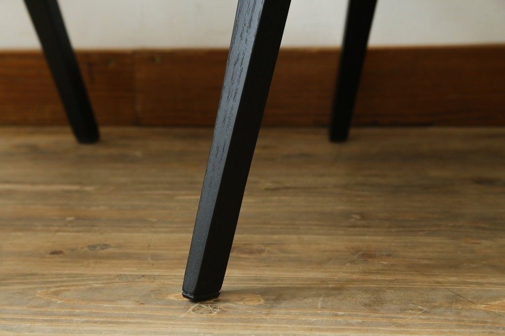 新古　未使用　Knoll(ノル)　本革(レザー)　生地KT Collection　脚エボニーウッド　Saarinen Collection Conference Arm Chair(サーリネン コレクション カンファレンス アームチェア)　シンプルで使い勝手の良いアームチェア2脚セット　定価約48万円　(R-081898)