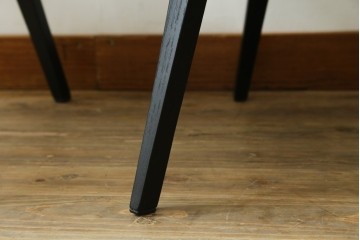 新古　未使用　Knoll(ノル)　本革(レザー)　生地KT Collection　脚エボニーウッド　Saarinen Collection Conference Arm Chair(サーリネン コレクション カンファレンス アームチェア)　シンプルで使い勝手の良いアームチェア2脚セット　定価約48万円　(R-081898)