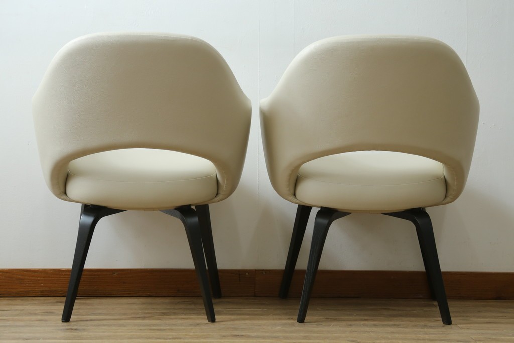 新古　未使用　Knoll(ノル)　本革(レザー)　生地KT Collection　脚エボニーウッド　Saarinen Collection Conference Arm Chair(サーリネン コレクション カンファレンス アームチェア)　シンプルで使い勝手の良いアームチェア2脚セット　定価約48万円　(R-081898)