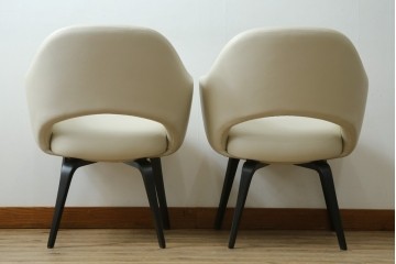 新古　未使用　Knoll(ノル)　本革(レザー)　生地KT Collection　脚エボニーウッド　Saarinen Collection Conference Arm Chair(サーリネン コレクション カンファレンス アームチェア)　シンプルで使い勝手の良いアームチェア2脚セット　定価約48万円　(R-081898)