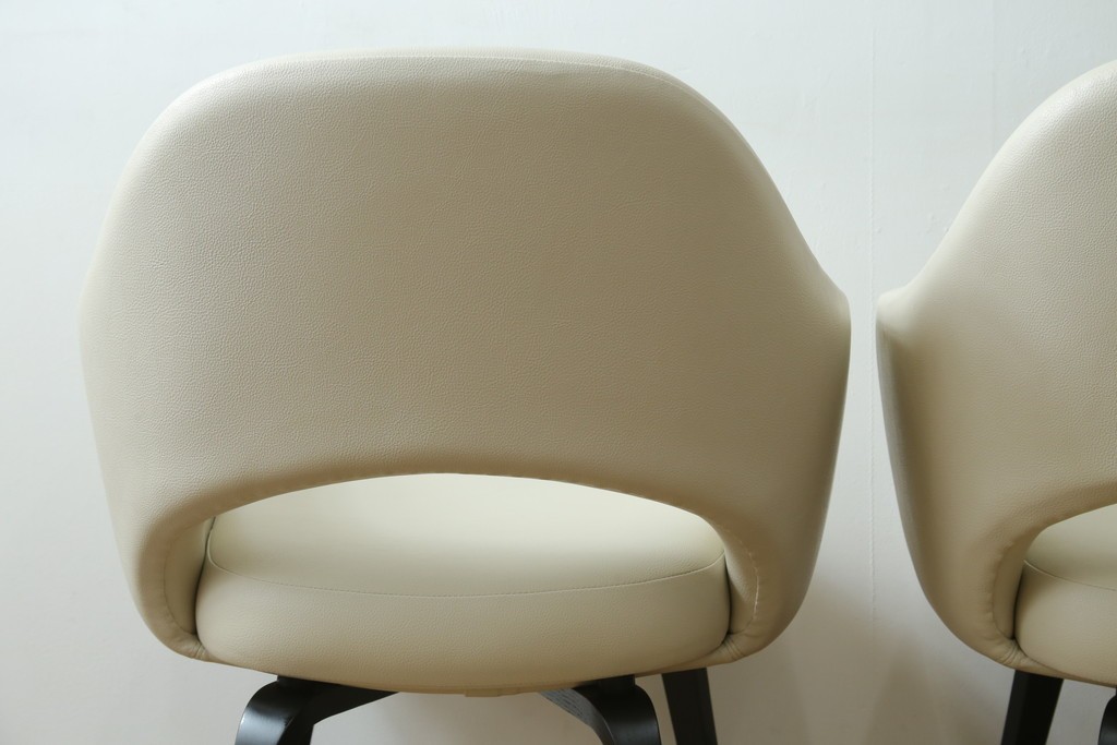 新古　未使用　Knoll(ノル)　本革(レザー)　生地KT Collection　脚エボニーウッド　Saarinen Collection Conference Arm Chair(サーリネン コレクション カンファレンス アームチェア)　シンプルで使い勝手の良いアームチェア2脚セット　定価約48万円　(R-081898)