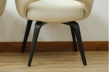 新古　未使用　Knoll(ノル)　本革(レザー)　生地KT Collection　脚エボニーウッド　Saarinen Collection Conference Arm Chair(サーリネン コレクション カンファレンス アームチェア)　シンプルで使い勝手の良いアームチェア2脚セット　定価約48万円　(R-081898)