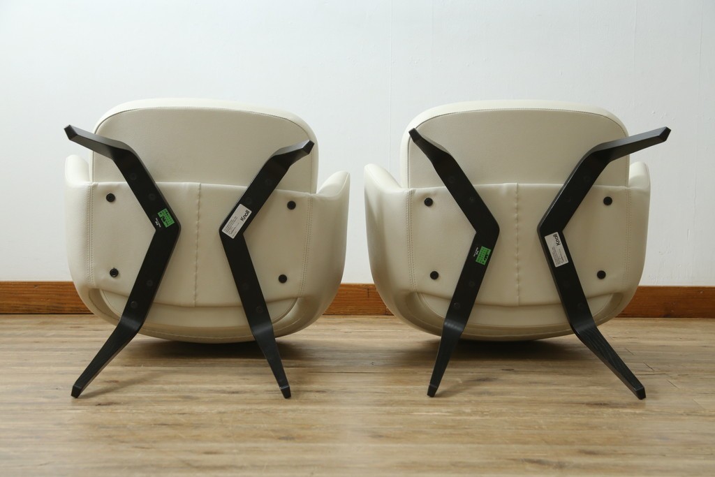 新古　未使用　Knoll(ノル)　本革(レザー)　生地KT Collection　脚エボニーウッド　Saarinen Collection Conference Arm Chair(サーリネン コレクション カンファレンス アームチェア)　シンプルで使い勝手の良いアームチェア2脚セット　定価約48万円　(R-081898)
